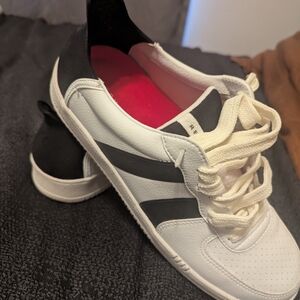 Classic White and Black Men’s Golf Shoes - Comfort Lace-Up